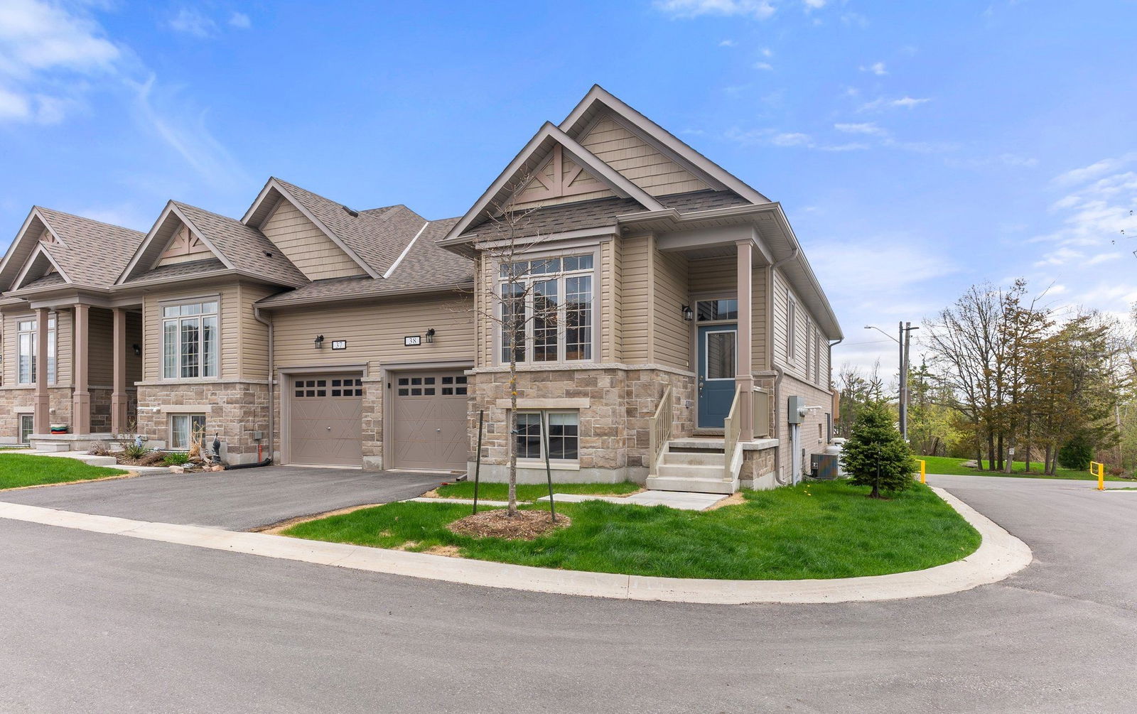 Exterior Side — 17 Lakewood Crescent South, Kawartha Lakes, Toronto