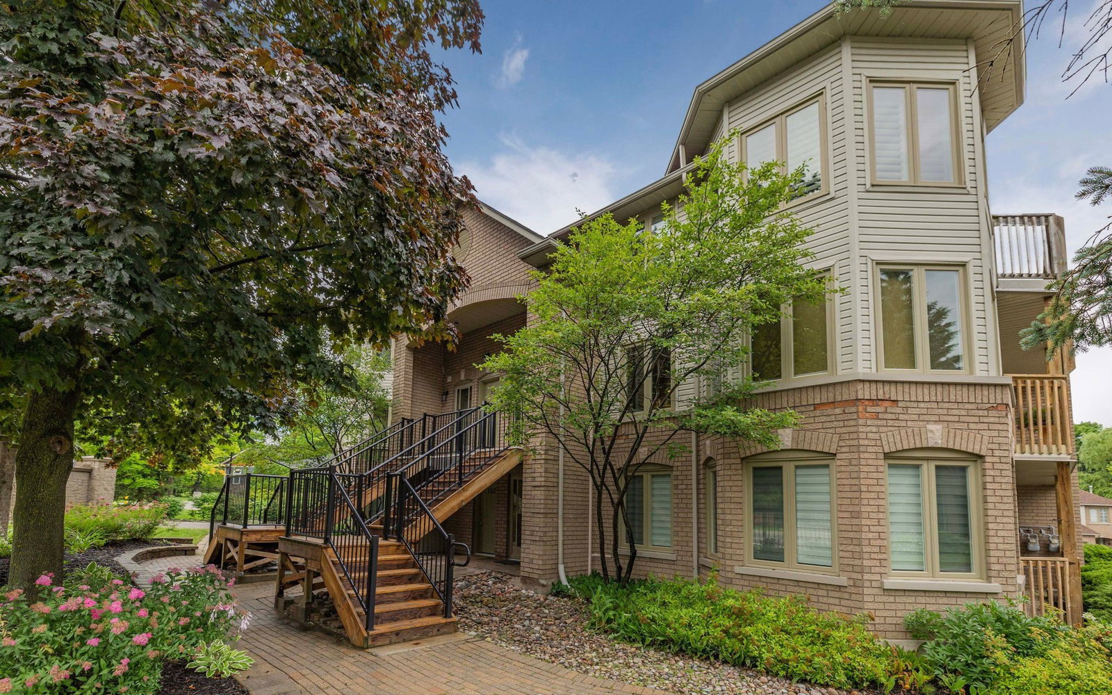 Exterior Side — Lakeridge, Orillia, Toronto