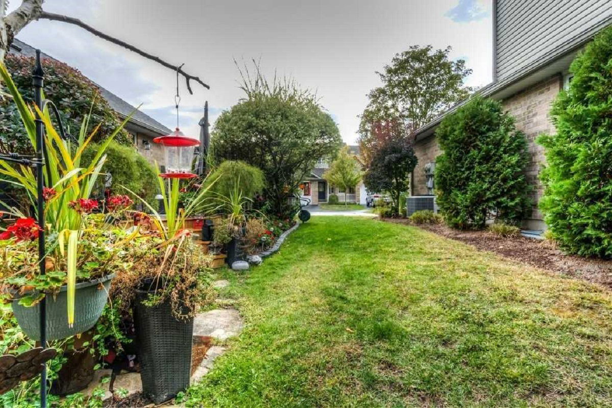 Griffin Place Condominiums, North Dumfries, Toronto