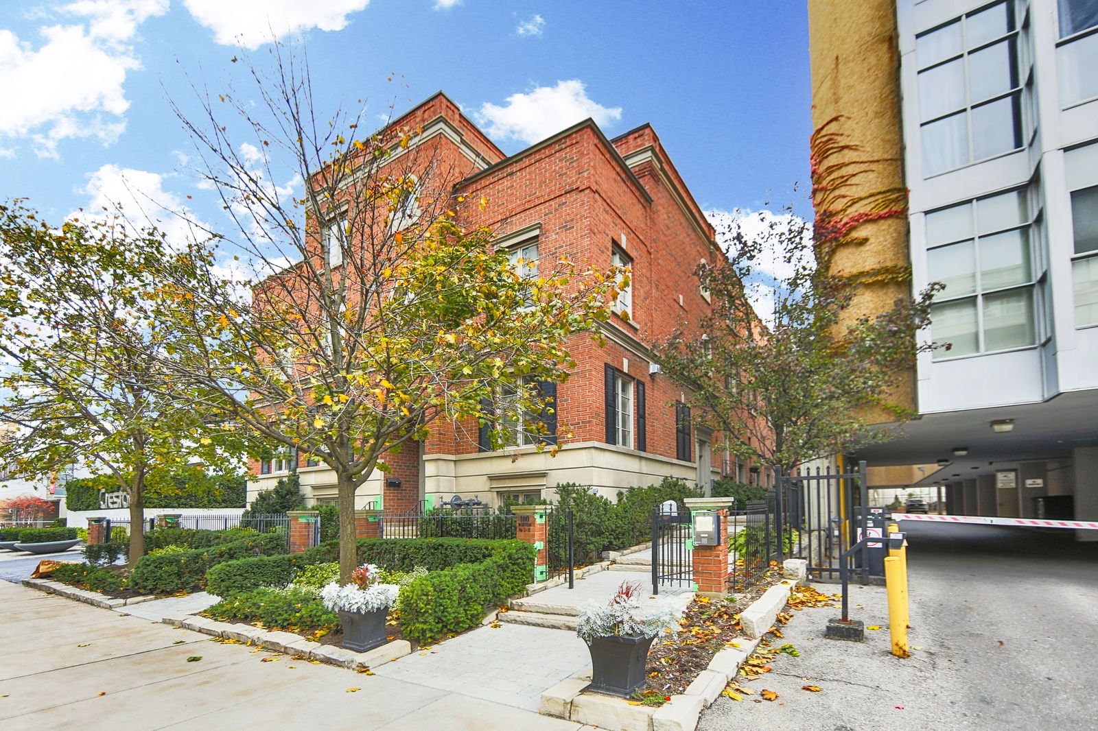 Exterior — Merton Street Townhomes, Midtown, Toronto