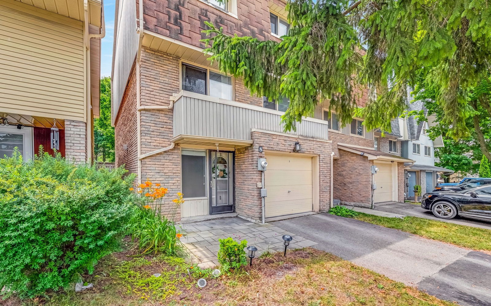 Exterior Side — 84 Poplar Crescent Townhouses, Aurora, Toronto