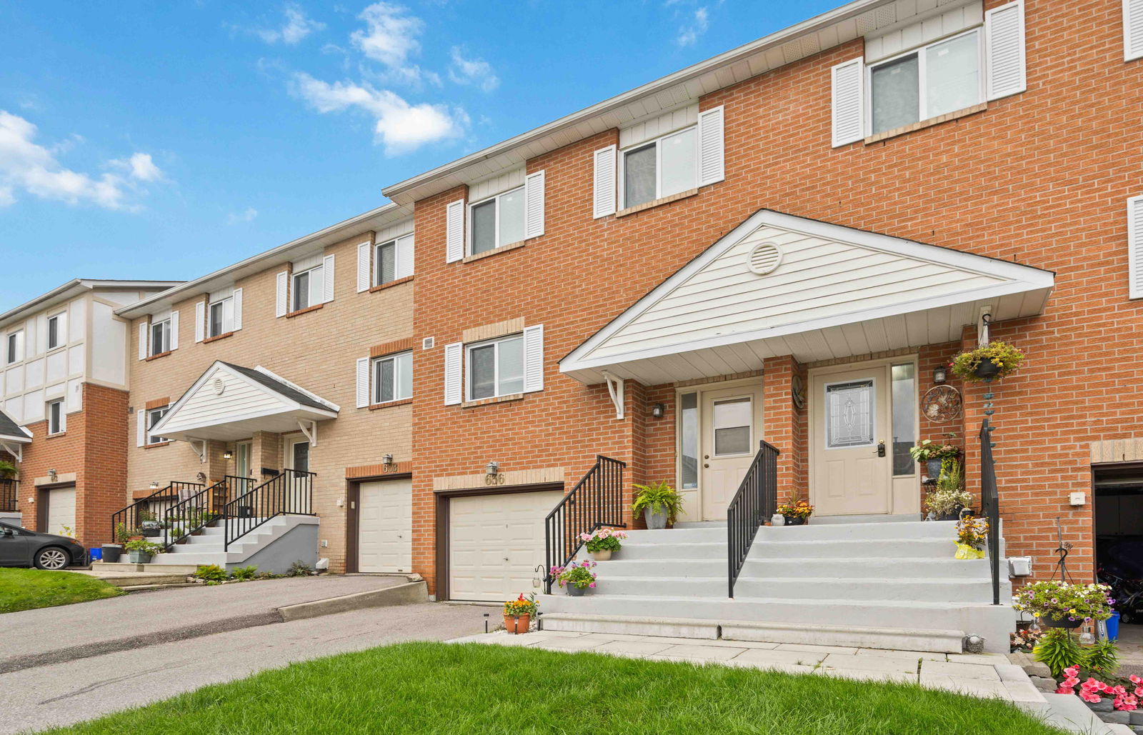 Exterior Side — 669 Gibney Crescent Townhouses, Newmarket, Toronto
