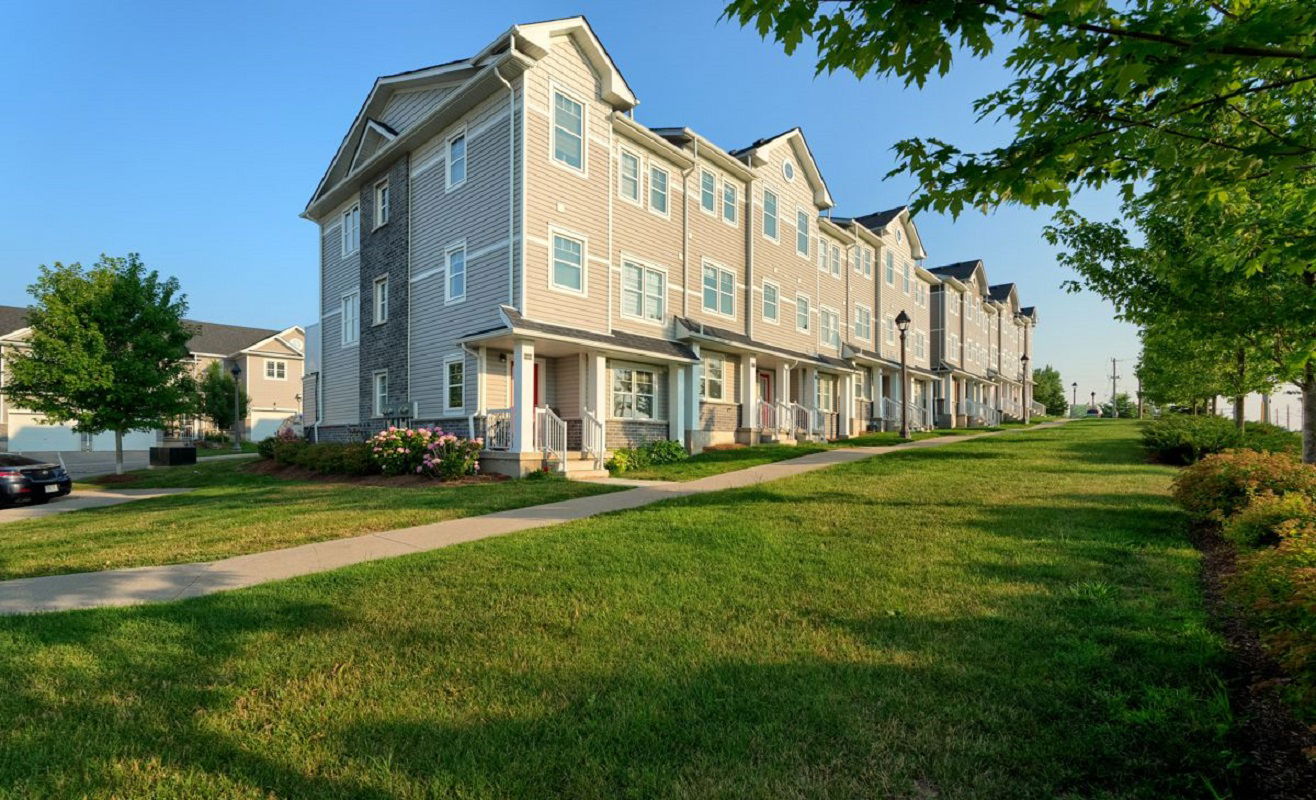 Exterior Side — 1971 Ottawa Street South, Kitchener, Toronto