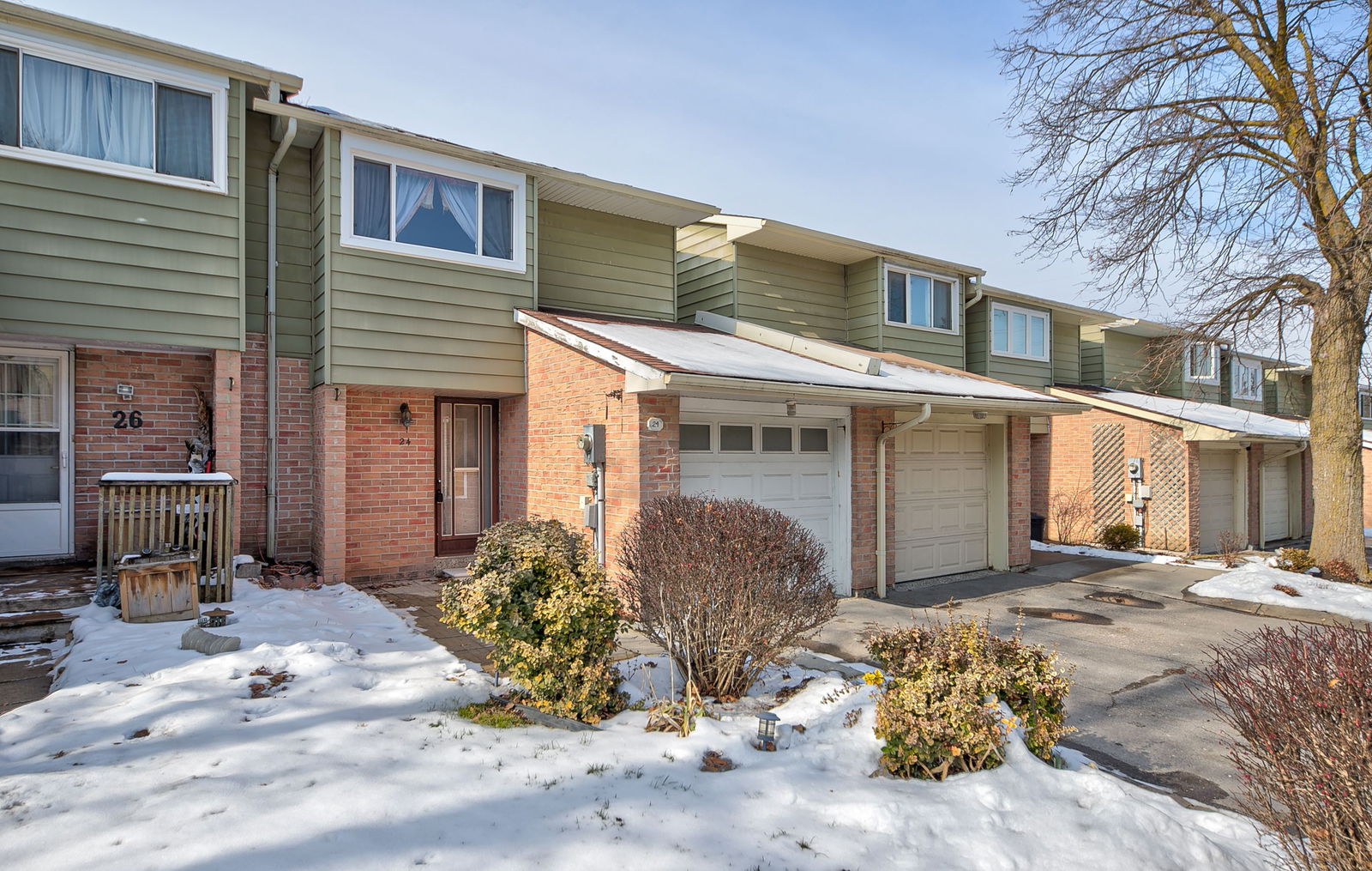 Exterior Side — 24 Deer Run Crescent, Bradford West Gwillimbury, Toronto