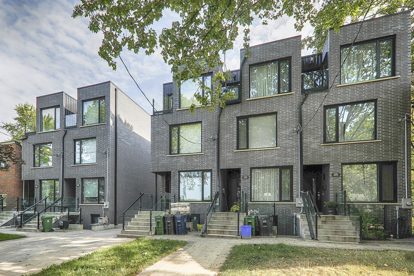 Exterior — Signature Living Luxury Townhomes, West End, Toronto