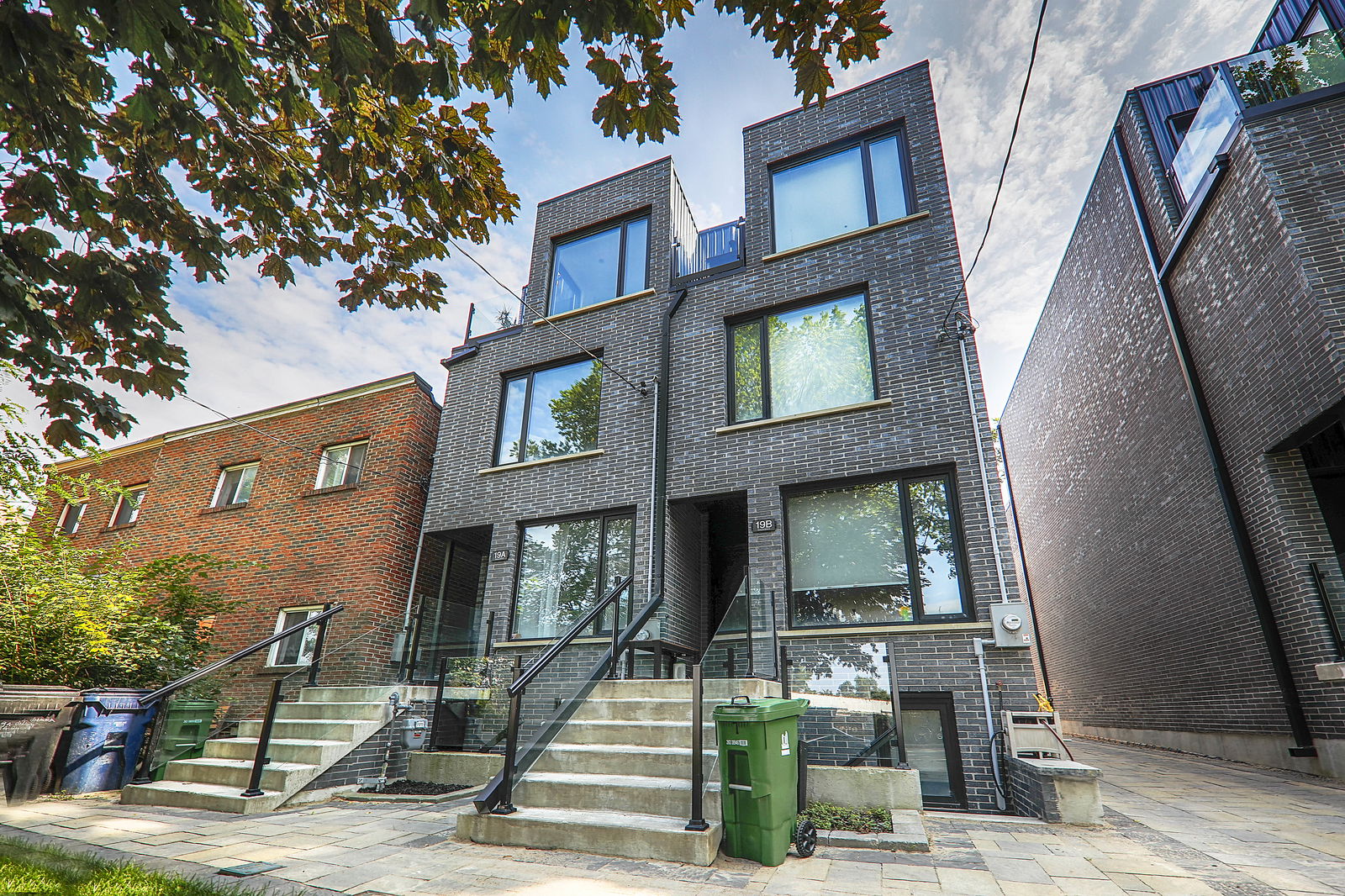 Exterior — Signature Living Luxury Townhomes, West End, Toronto