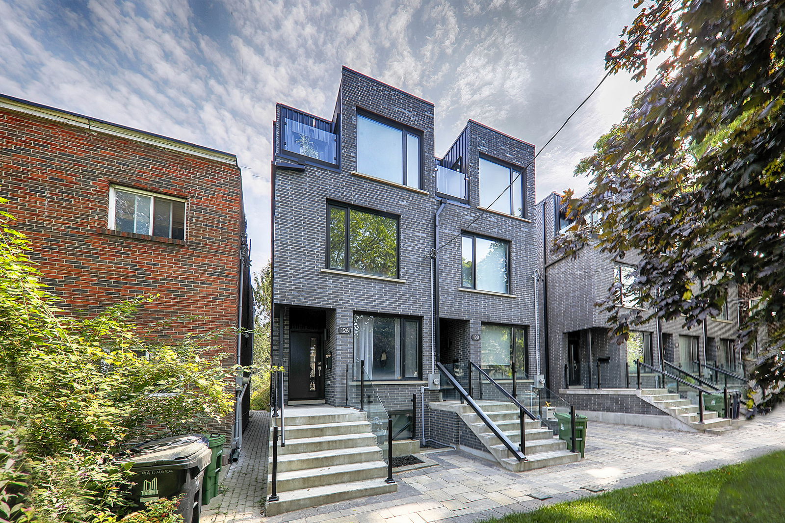 Exterior — Signature Living Luxury Townhomes, West End, Toronto