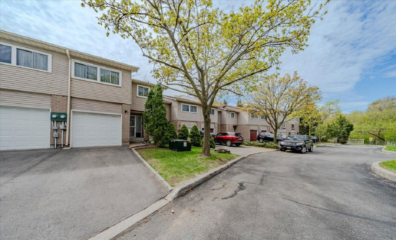 Exterior Side — Parkview Gardens, Oshawa, Toronto