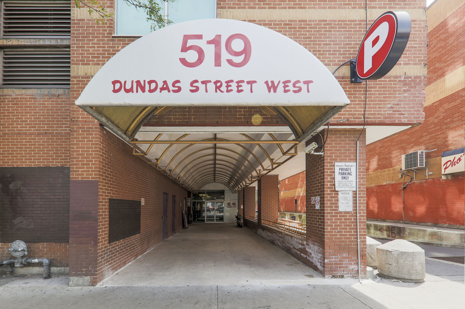 Entrance — 519 Dundas, Downtown, Toronto