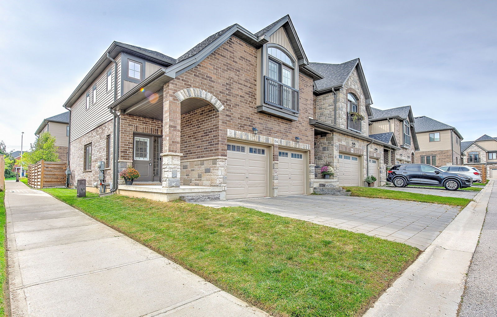 Exterior Side — 2040 Shore Road, London, Toronto