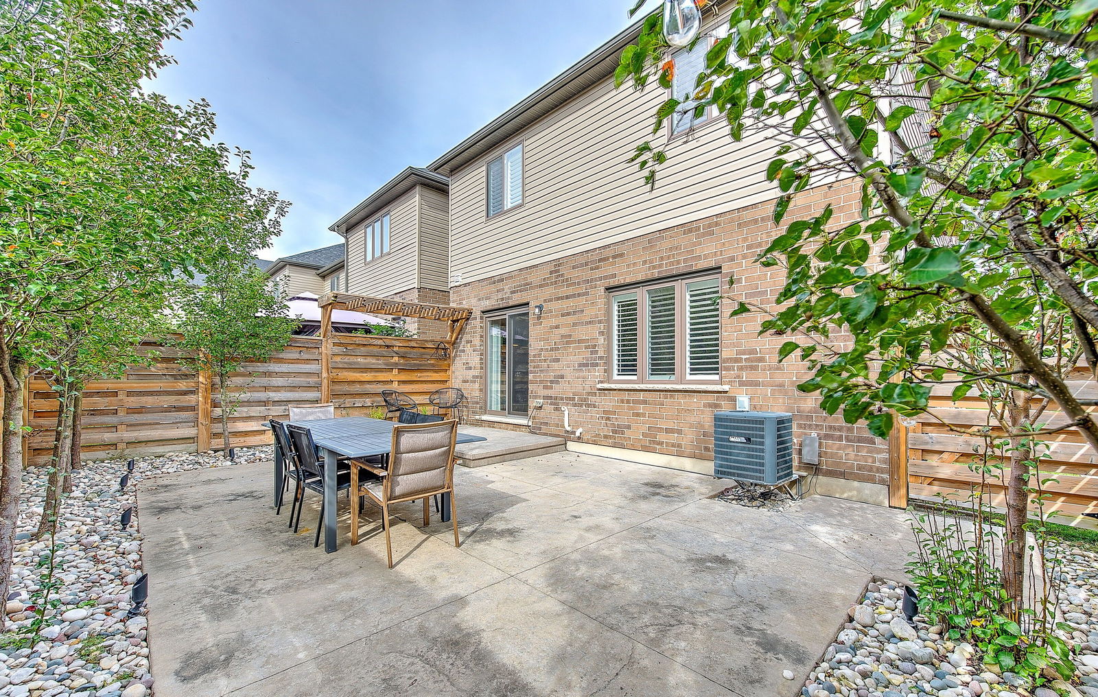 2040 Shore Road, London, Toronto