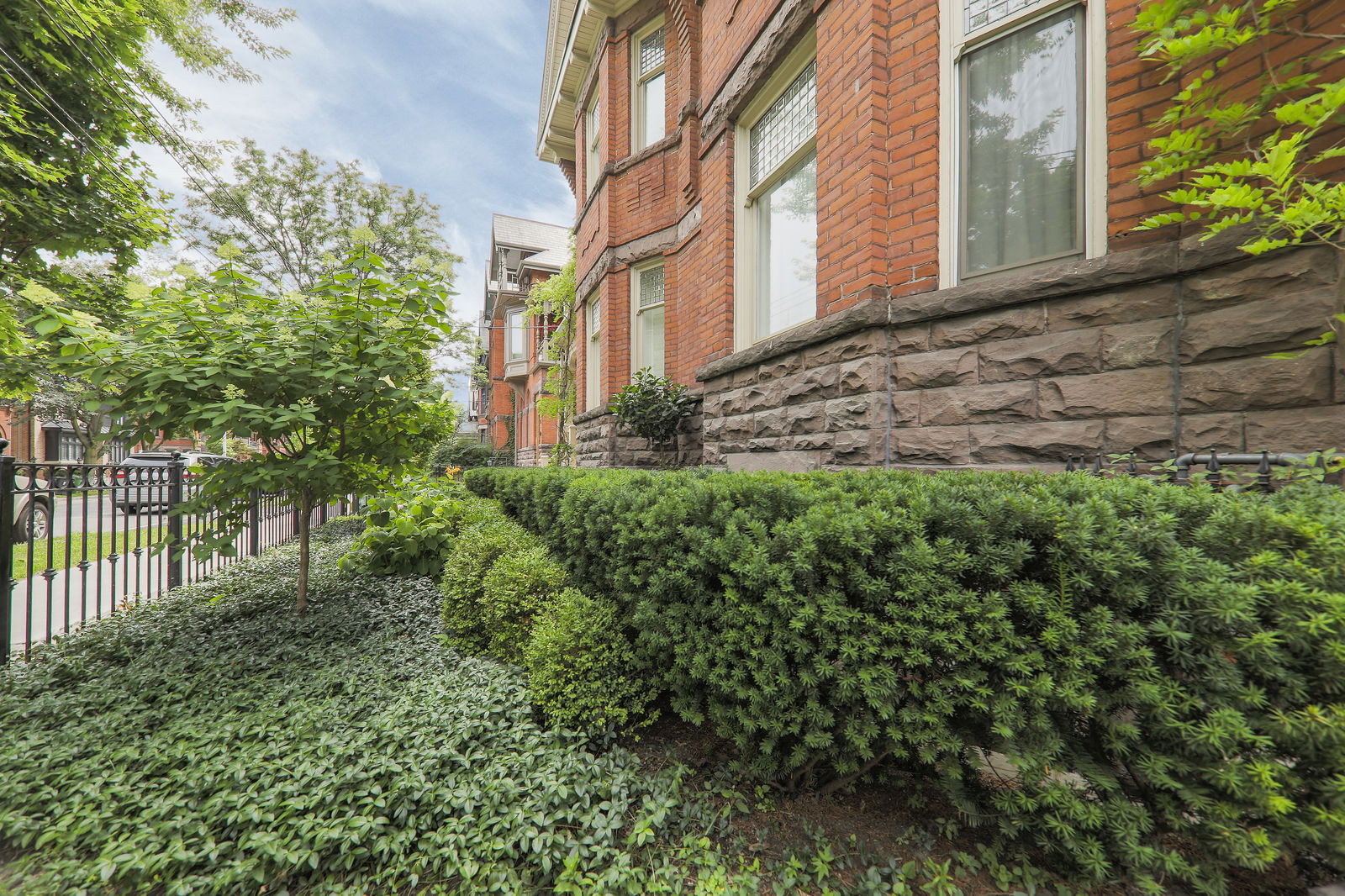 Exterior — Bedford Mansion Townhomes, Downtown, Toronto