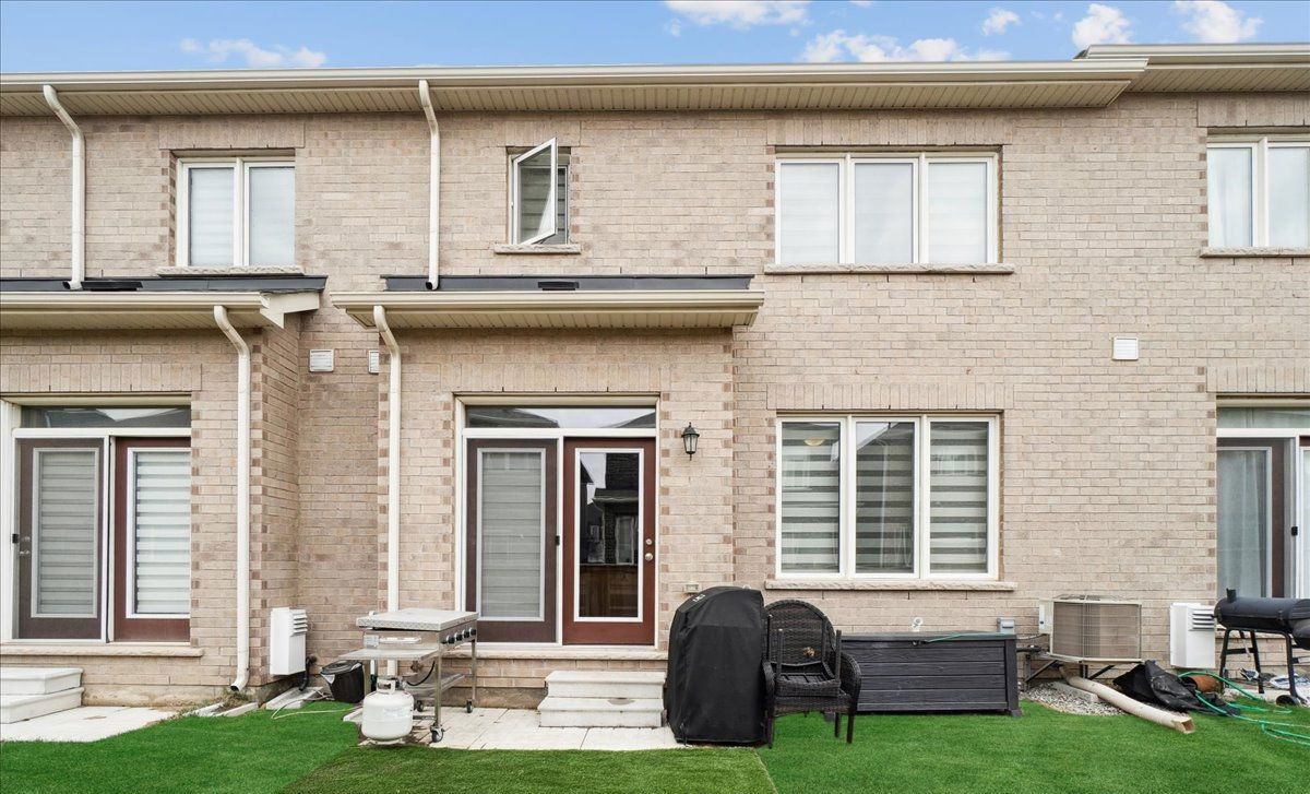 Hawthorne East Village, Milton, Toronto