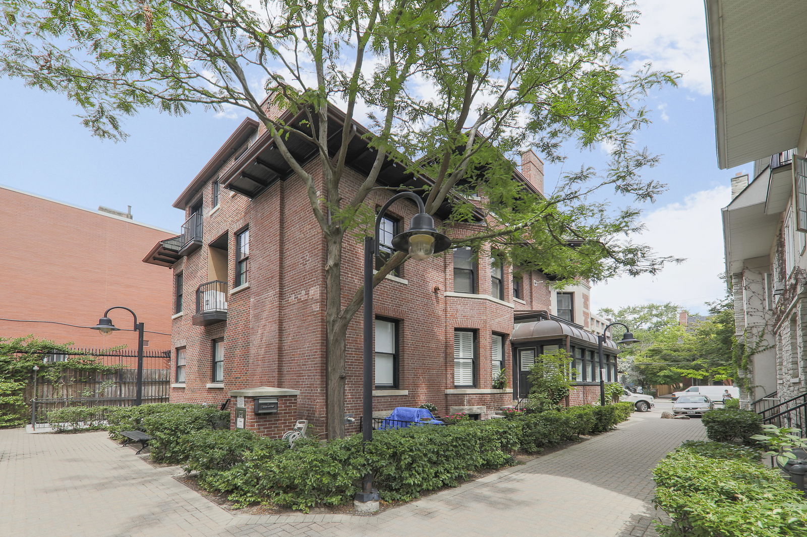 Exterior — Lennox Mews Towns, Downtown, Toronto