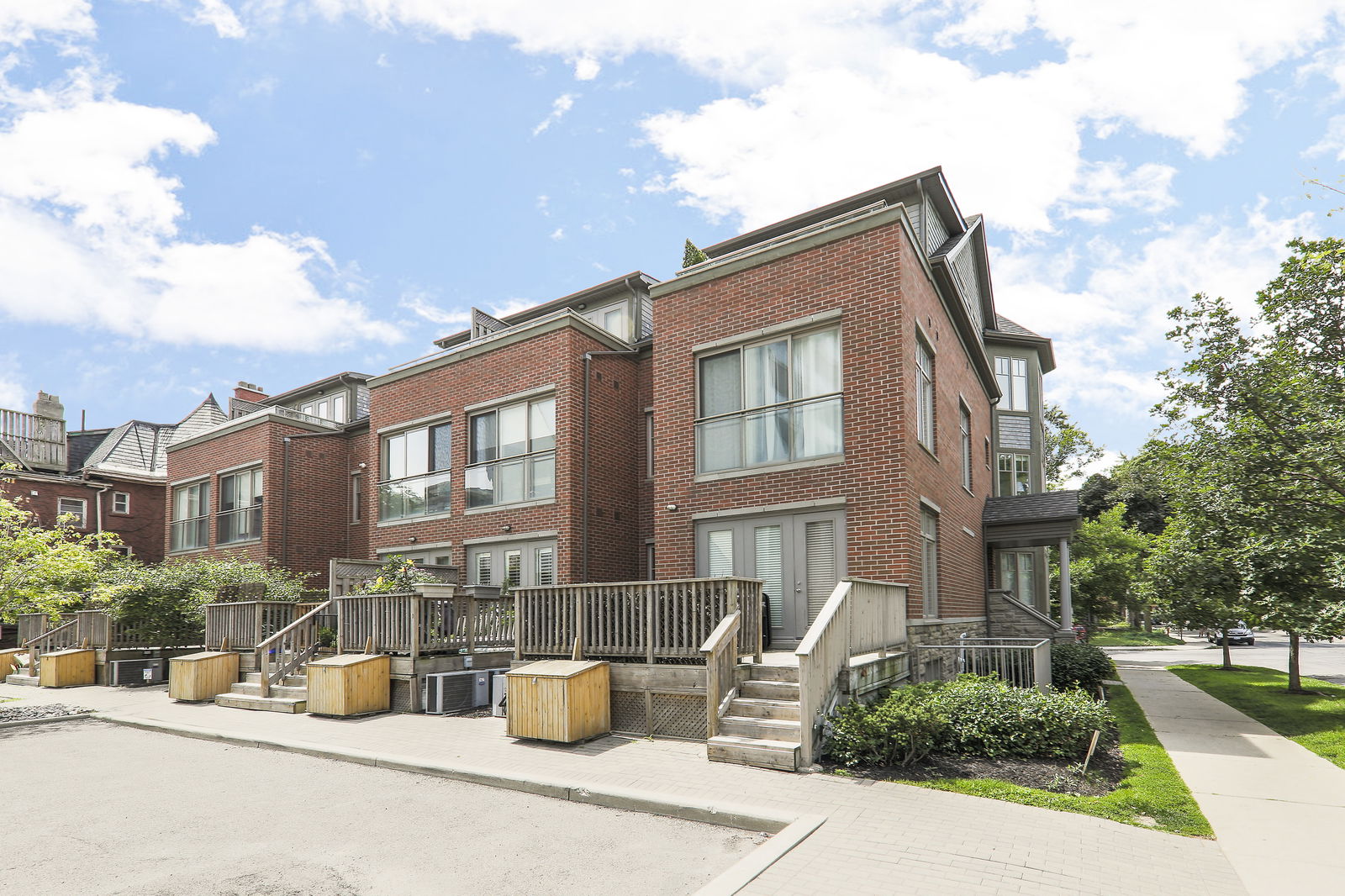 Exterior — Walmer Road Townhomes, Downtown, Toronto