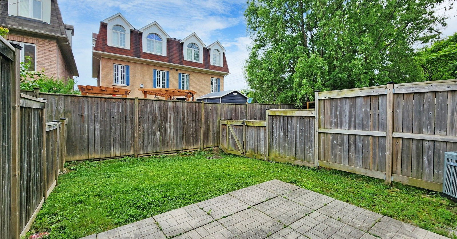 Patio — Woodland Ridge, Mississauga, Toronto