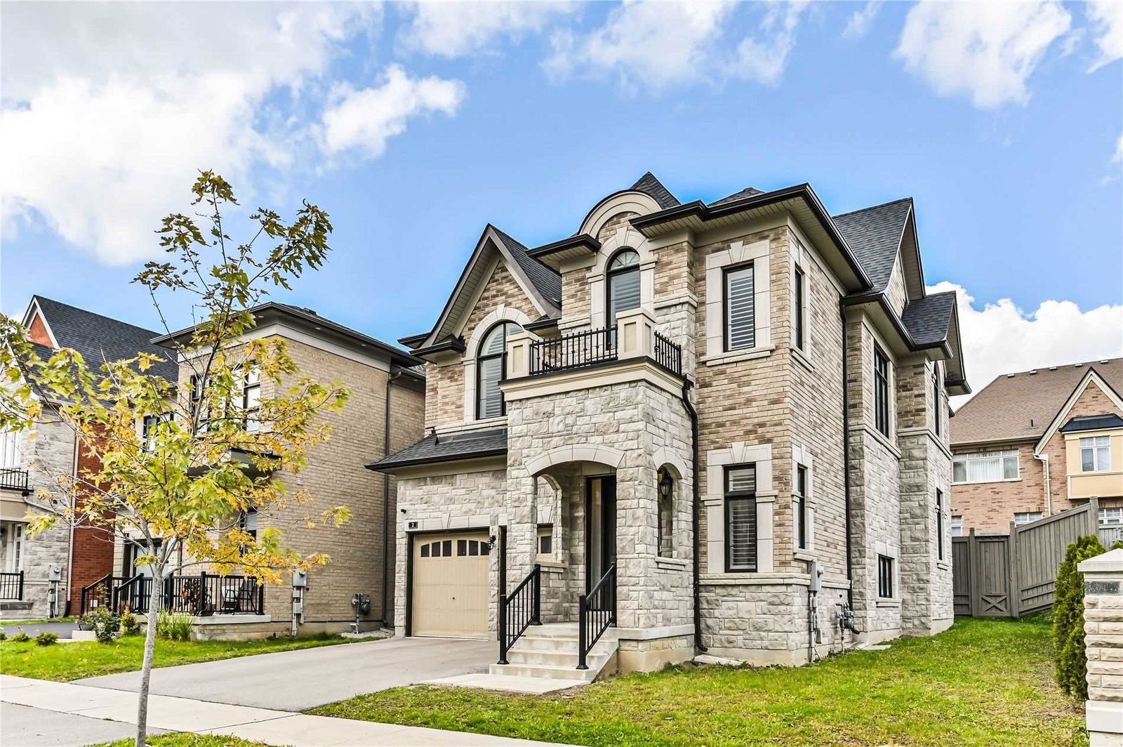 Exterior Side — Upper Thornhill Estates, Vaughan, Toronto