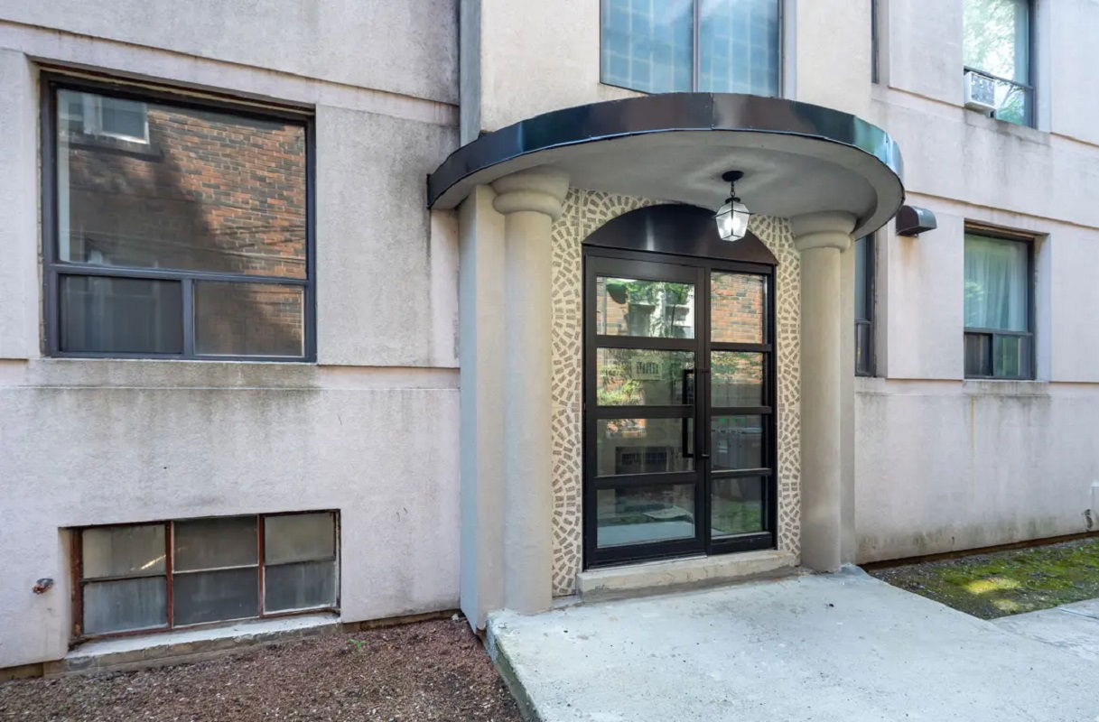 Entrance — 869-875 Avenue Road, Midtown, Toronto