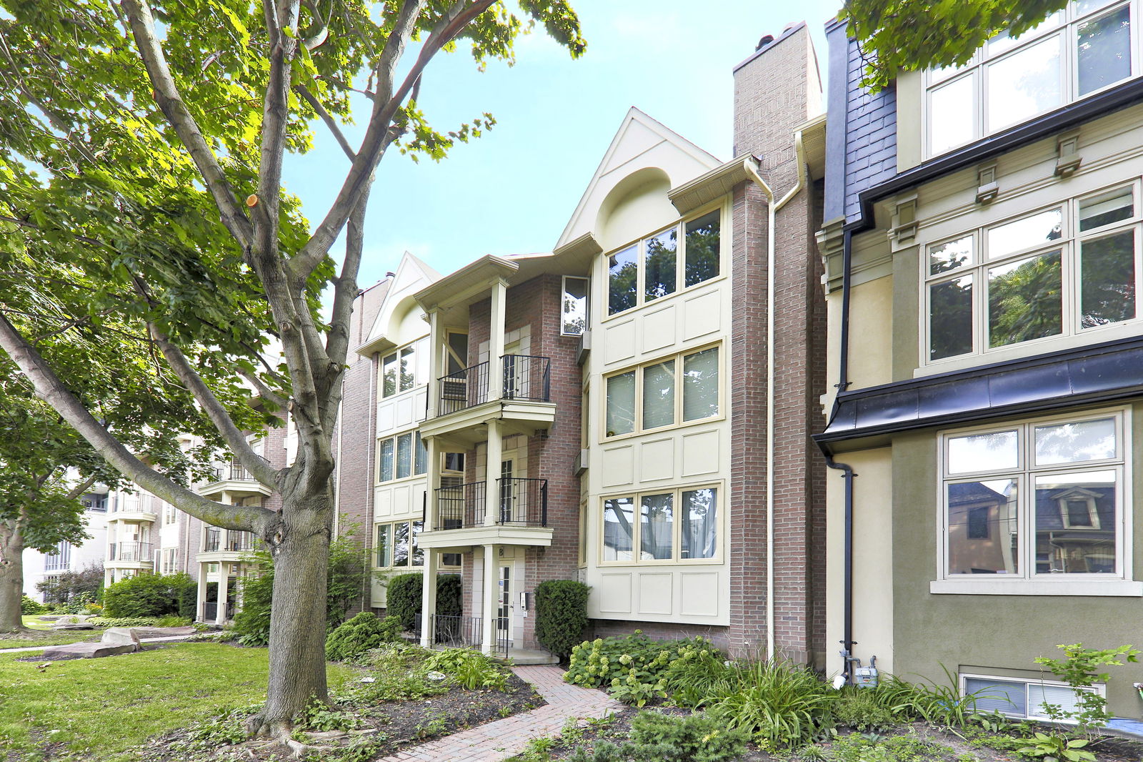 Exterior — Trinity Courtyards Townhomes, Downtown, Toronto