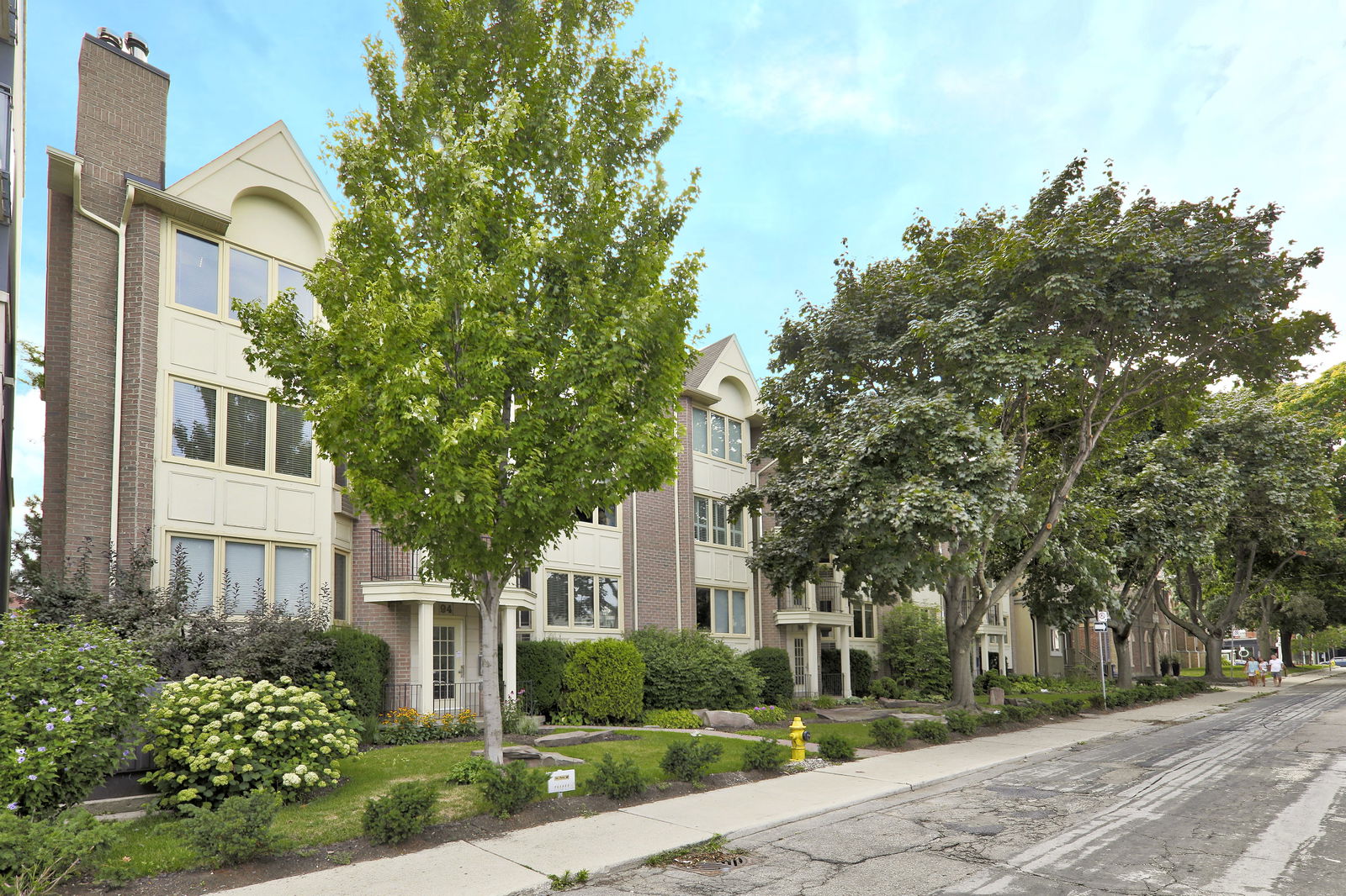 Exterior — Trinity Courtyards Townhomes, Downtown, Toronto