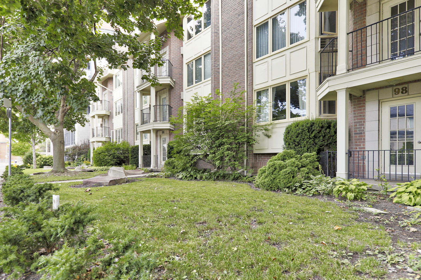 Exterior — Trinity Courtyards Townhomes, Downtown, Toronto