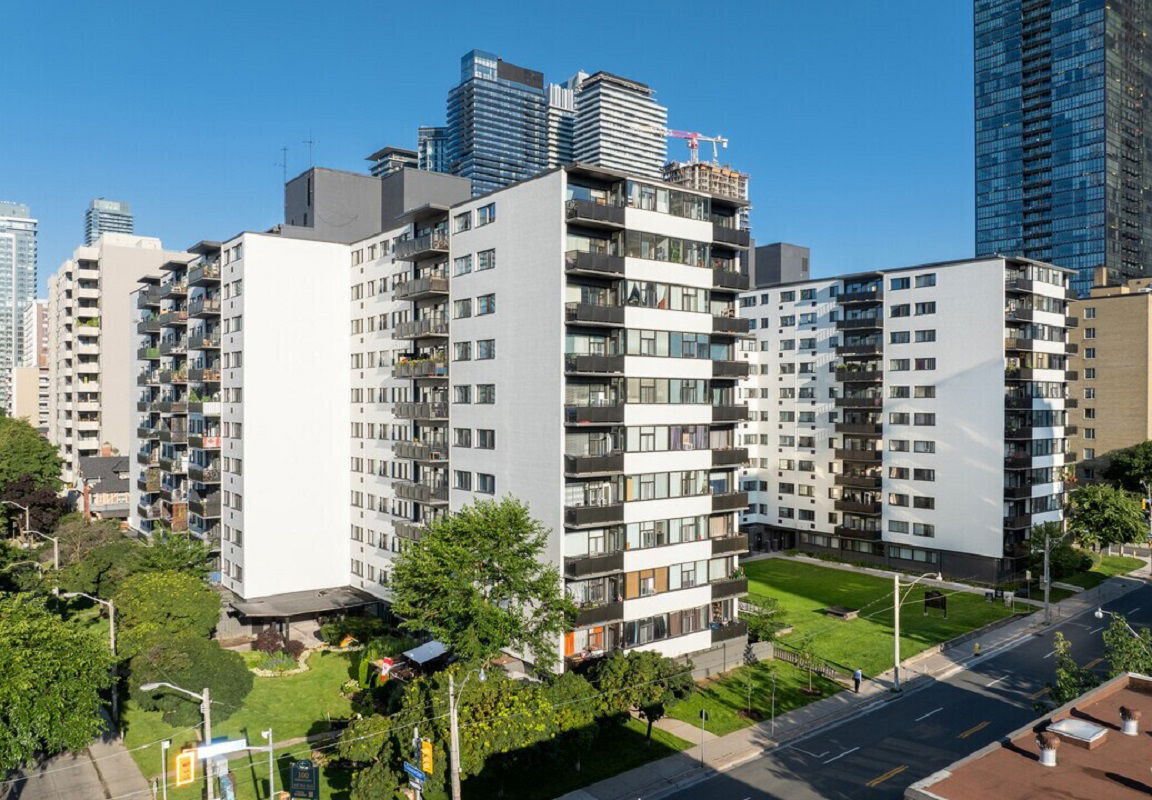 Exterior Side — Isabella, Downtown, Toronto