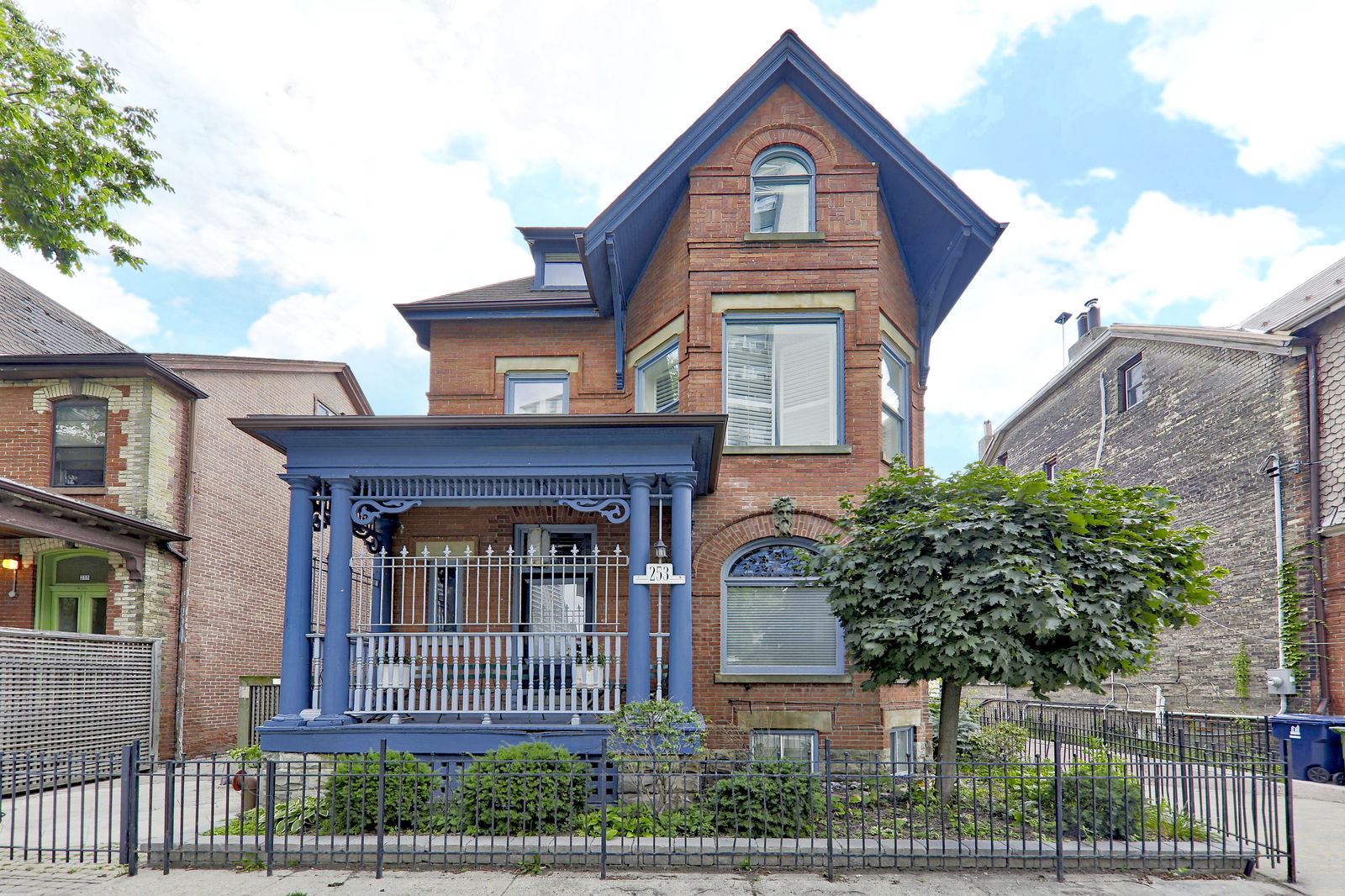 Exterior Facade — 253 Wellesley, Downtown, Toronto