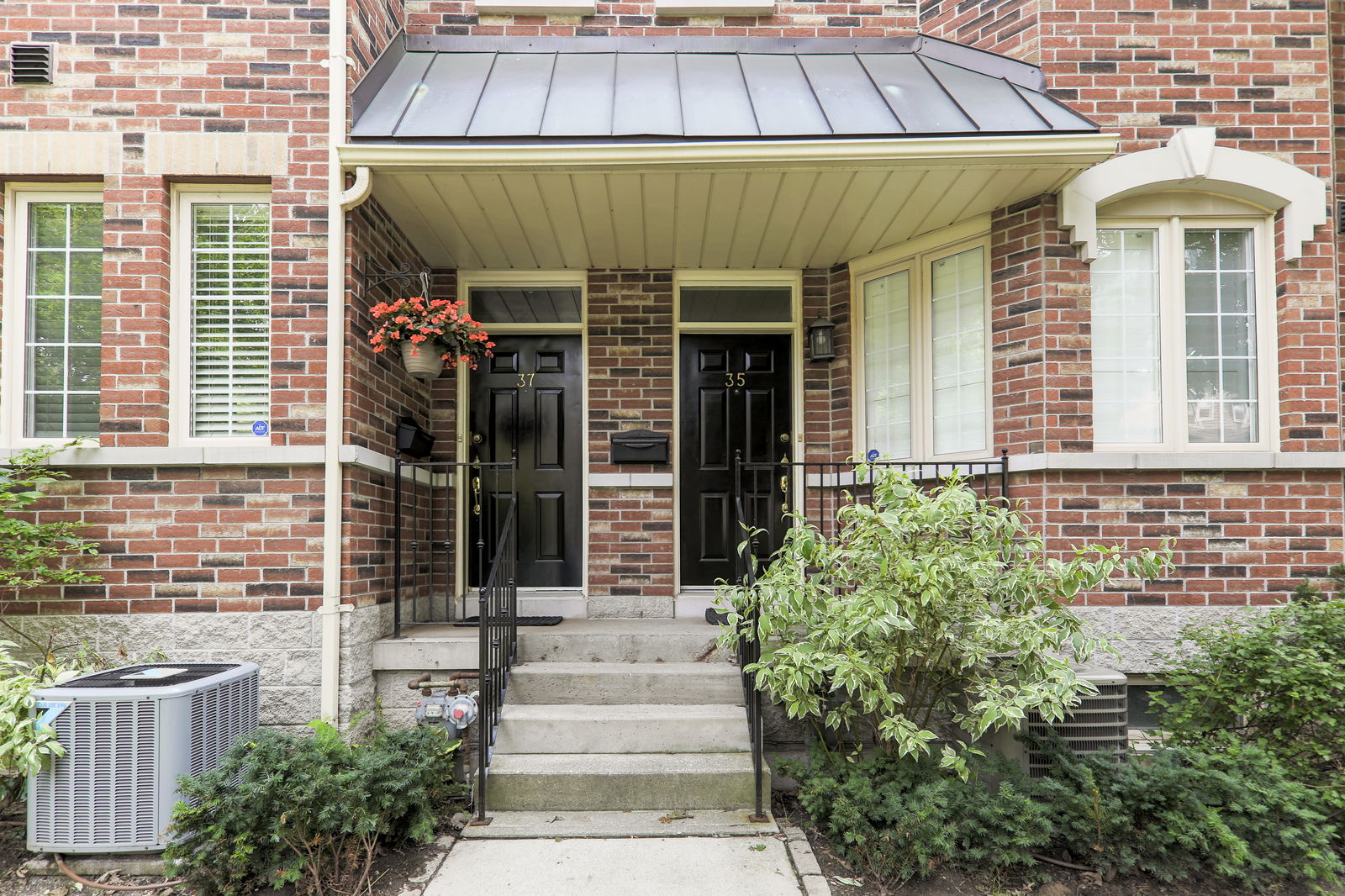 Entrance — The Manors of Earl Street, Downtown, Toronto