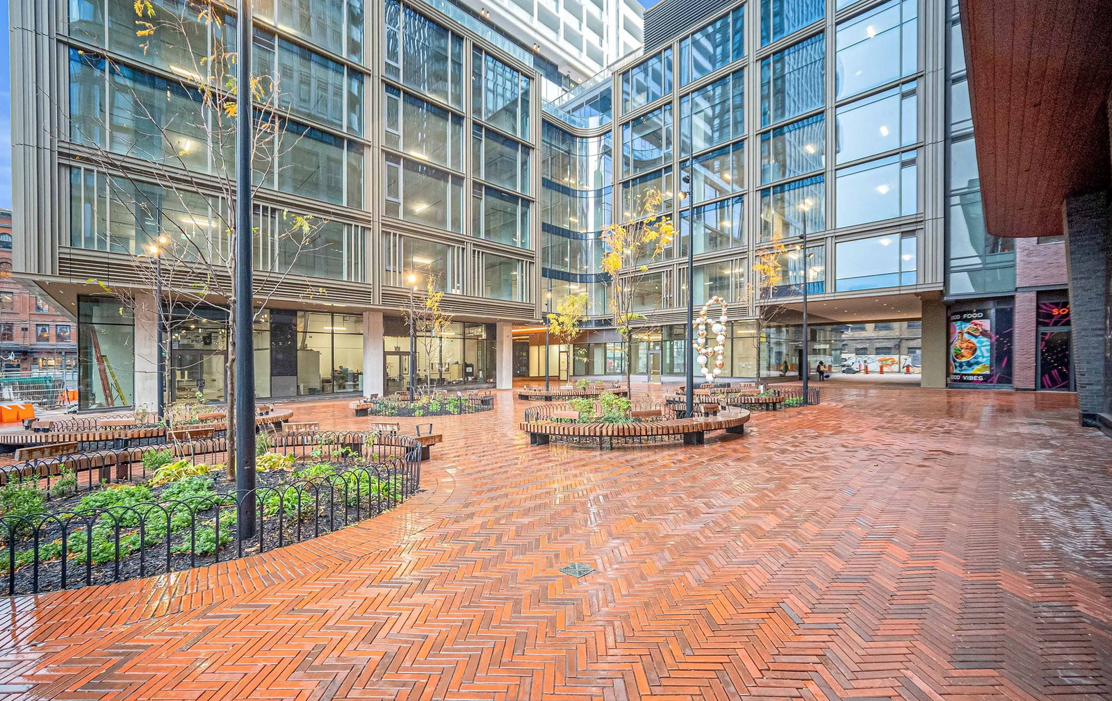 88 Queen St, 88 Queen Condos, Entrance