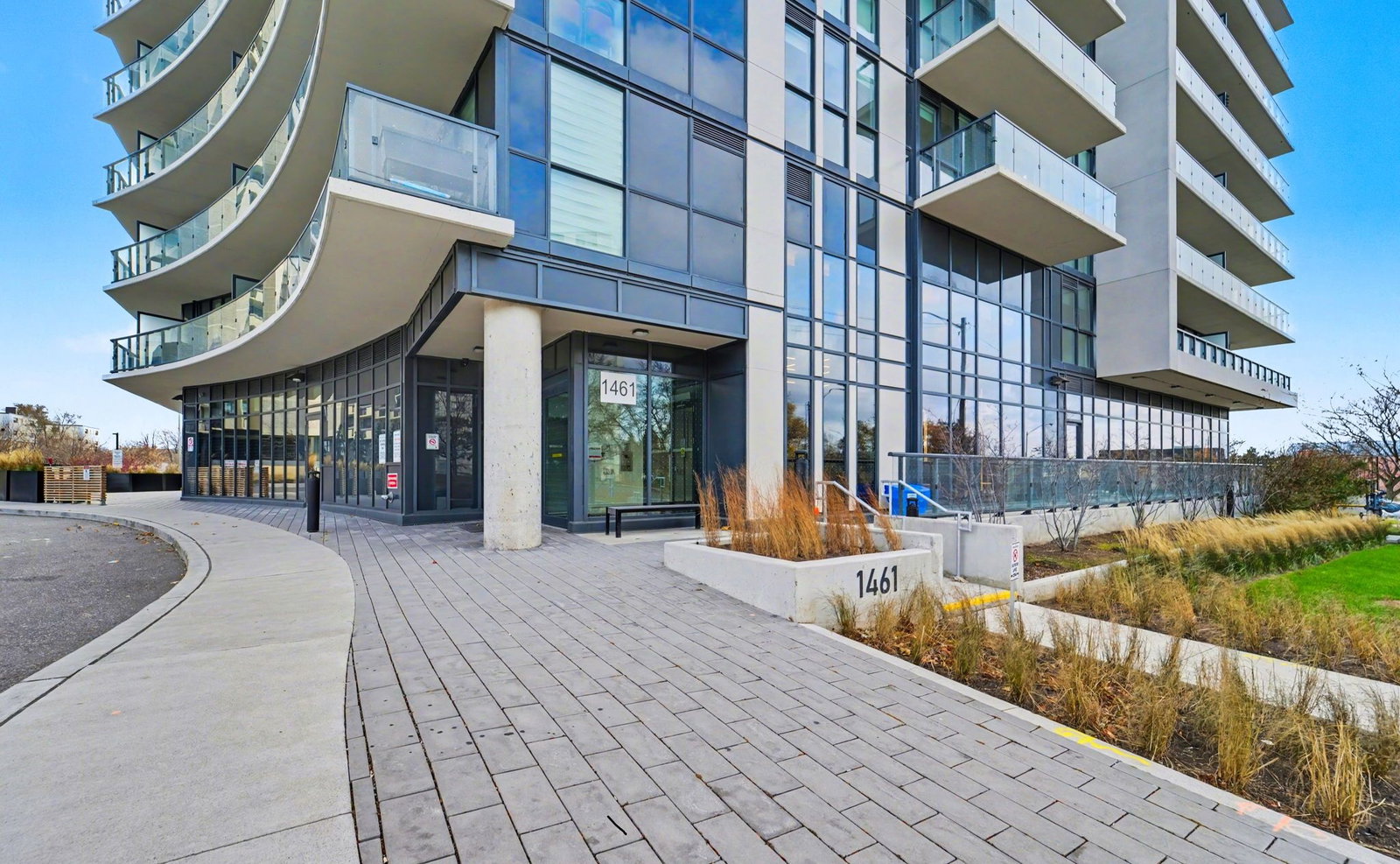 1461 Lawrence Ave E, 1461 Lawrence Avenue East, Entrance