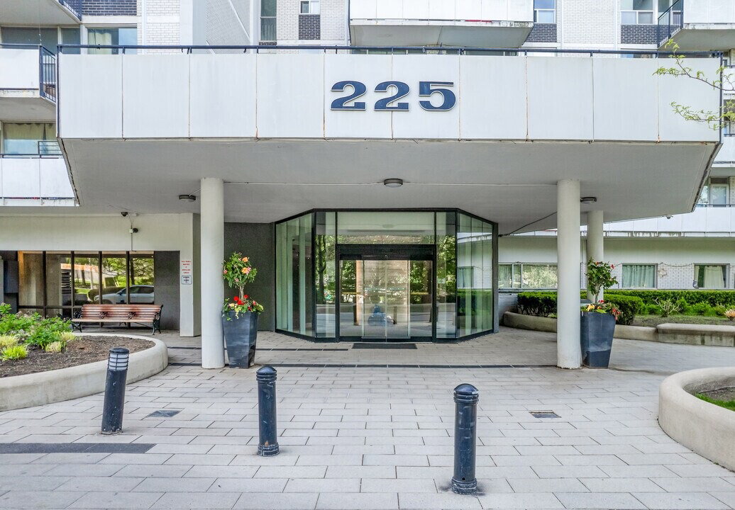 225 Davisville Ave, 225 Davisville Avenue, Entrance