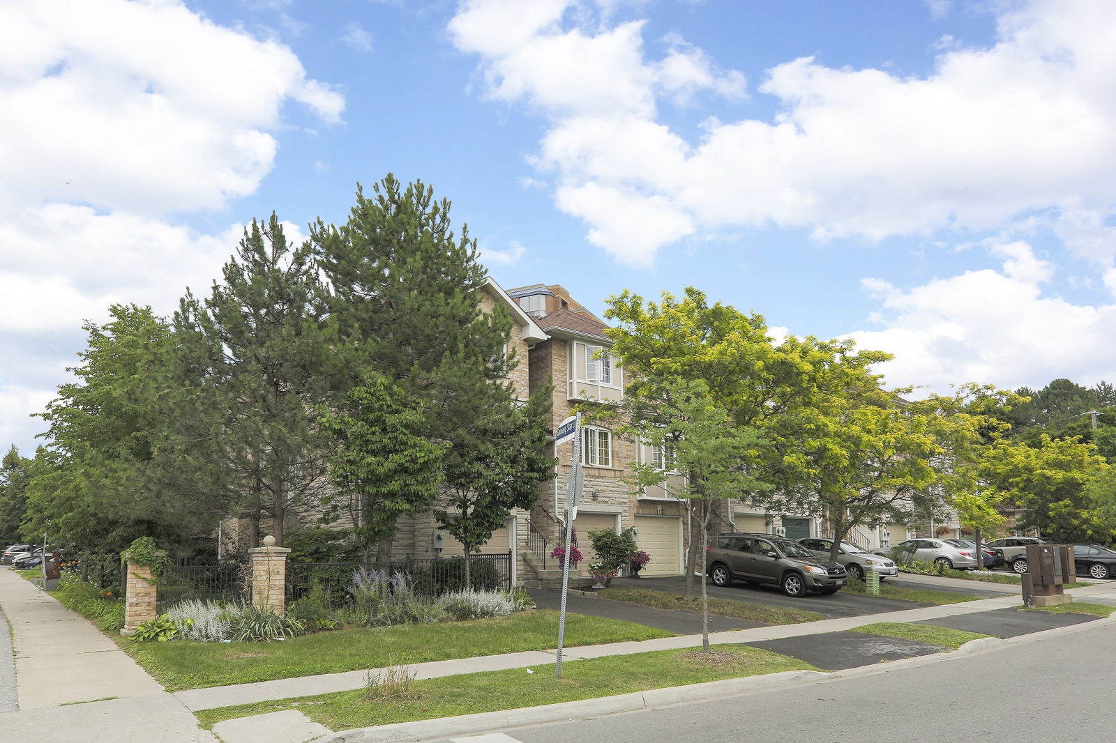 Exterior — Shining Star Crescent Townhomes, York Crosstown, Toronto