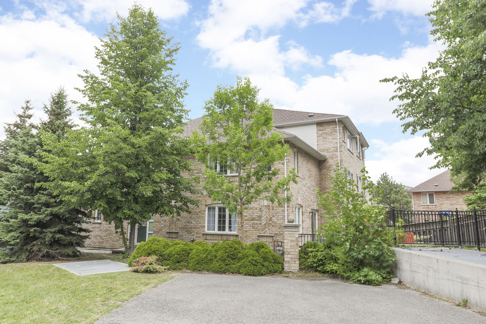 Exterior — Shining Star Crescent Townhomes, York Crosstown, Toronto