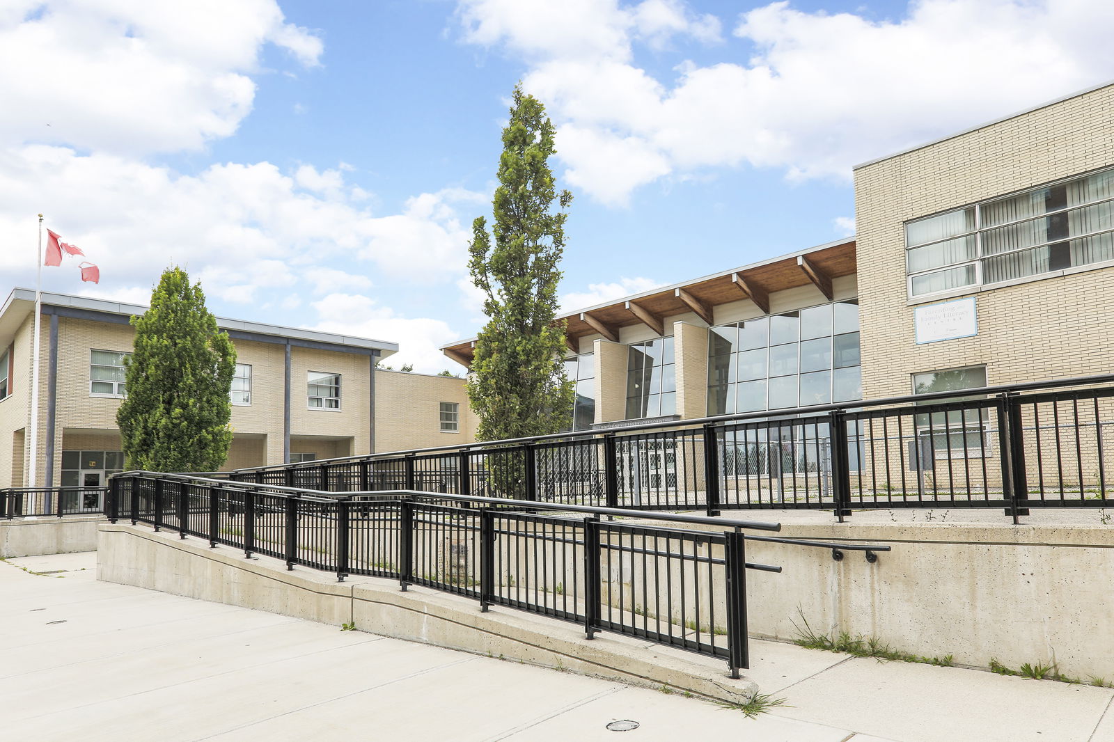 Shining Star Crescent Townhomes, York Crosstown, Toronto