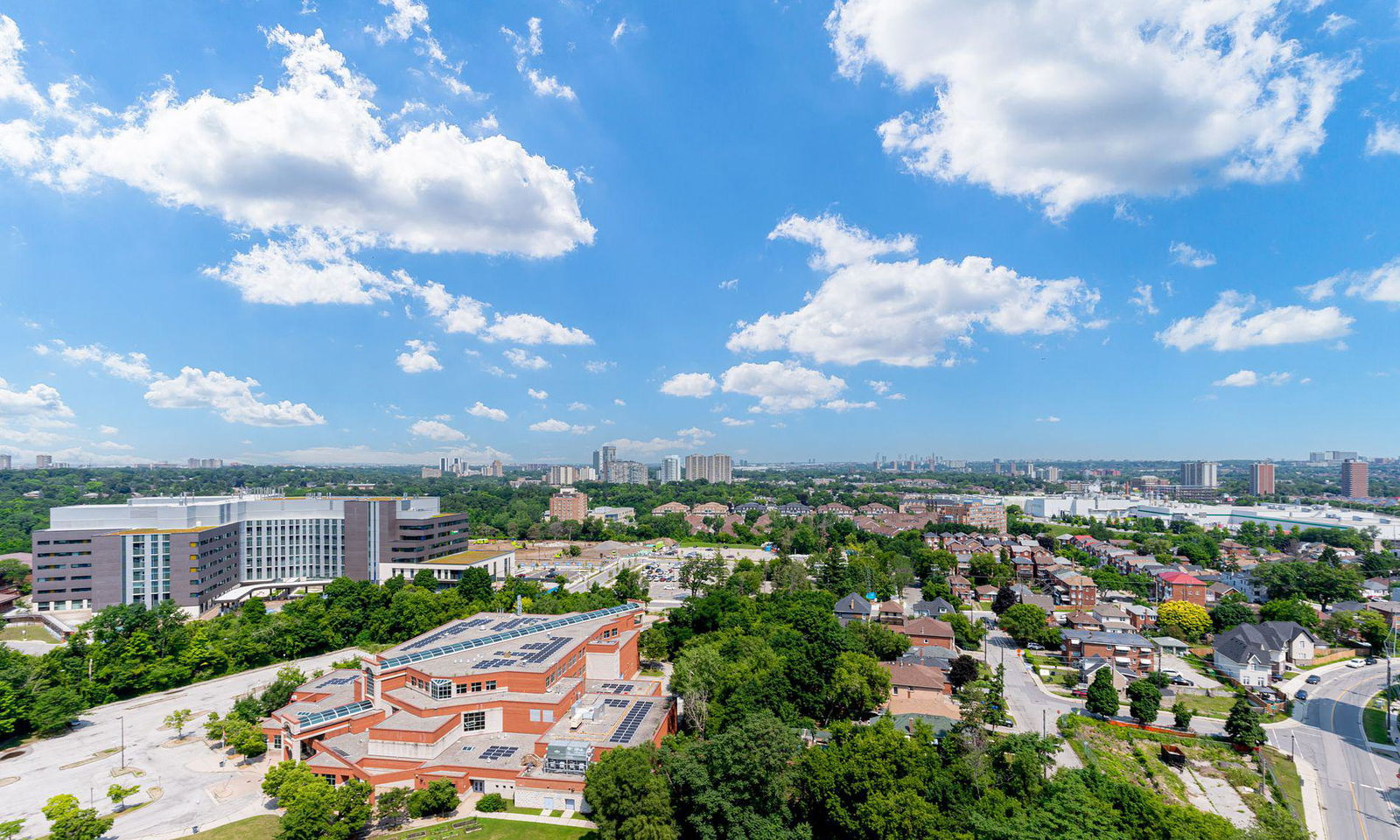 Skyline — The Winston House, York Crosstown, Toronto