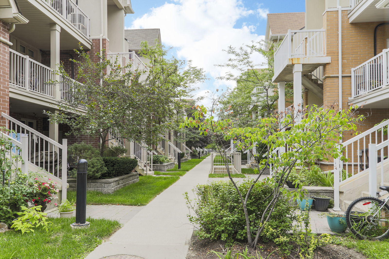 Aisle — Lexington on The Green Condos, York Crosstown, Toronto