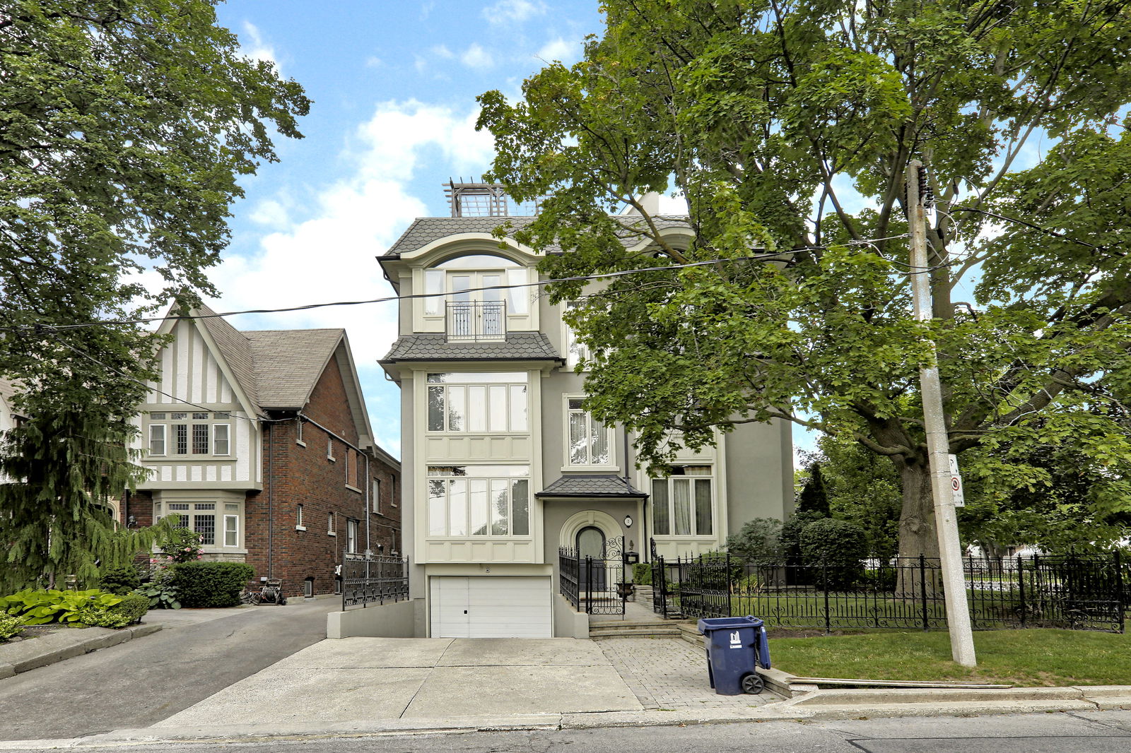 Exterior — Castle View Terrace, Midtown, Toronto