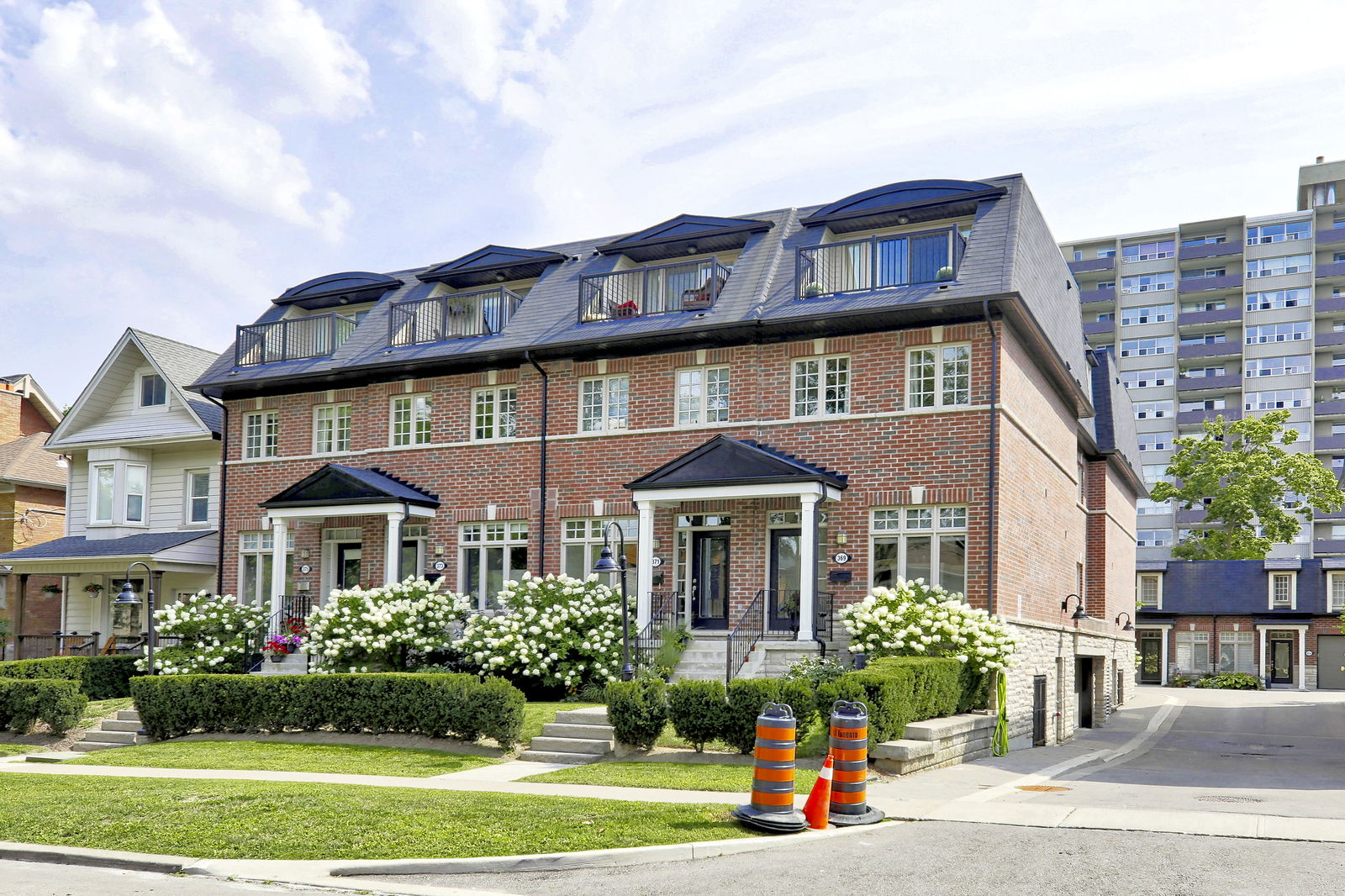 Exterior — Roehampton Townhomes, Midtown, Toronto