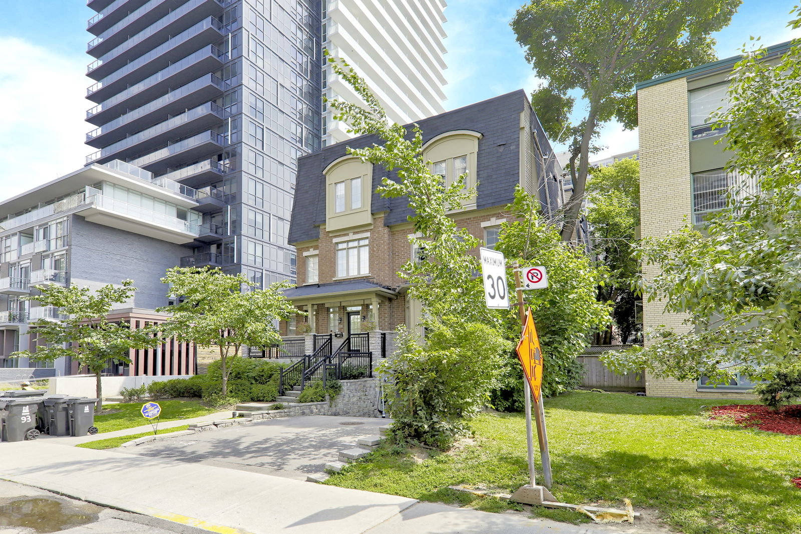 Exterior — Erskine Avenue Townhouses, Midtown, Toronto